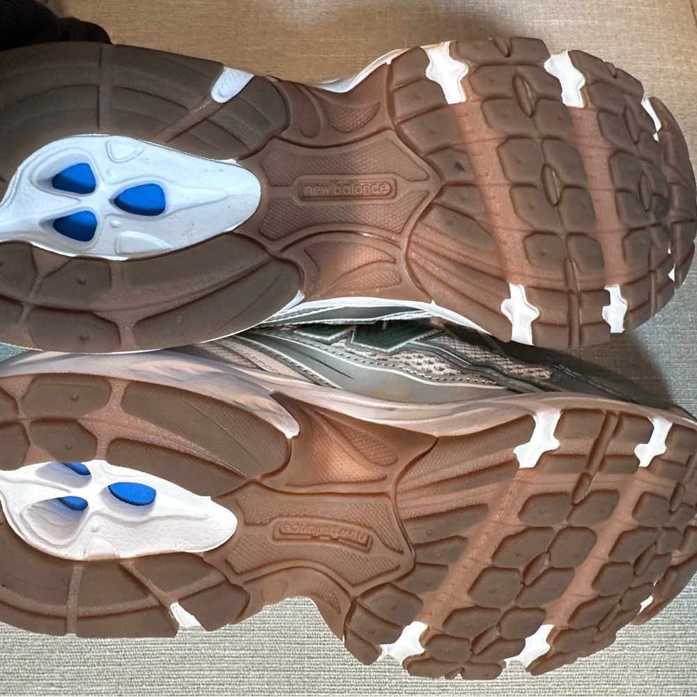 New Balance Men's White and Green Athletic Running Shoes - Picture 11 of 13